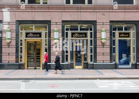 CHICAGO, ESTADOS UNIDOS - Junio 26, 2013: la gente camina más allá de Citibank en Chicago. El Citibank fue fundada en 1812 y es parte de Citigroup, el tercer mayor banco mantenga Foto de stock