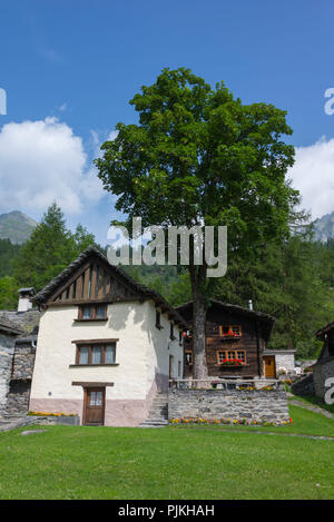 Paisaje urbano Mountain Village Walser asentamiento Bosco Gurin, Val di bosco, Vallemaggia, Tesino, Suiza Foto de stock