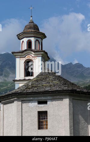 Paisaje Urbano y la iglesia Jakobus y Christophorus en la aldea de montaña Walser asentamiento Bosco Gurin, Val di bosco, Vallemaggia, Tesino, Suiza Foto de stock