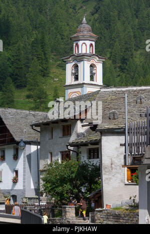 Paisaje Urbano y la iglesia Jakobus y Christophorus en la aldea de montaña Walser asentamiento Bosco Gurin, Val di bosco, Vallemaggia, Tesino, Suiza Foto de stock