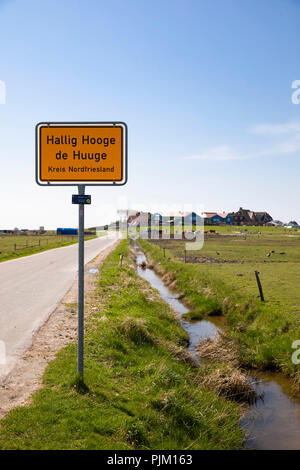 Alemania, Schleswig-Holstein Hallig Hooge, ciudad señal de entrada en el puerto Foto de stock