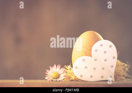 Un pollo en el nido de huevos de Pascua, motivo, Foto de stock