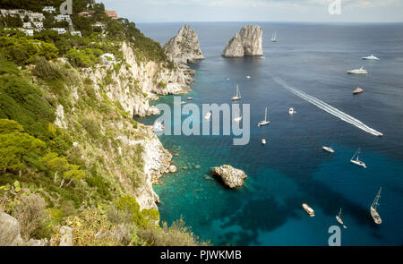 Los farallones de rocas en la isla de Capri en Italia