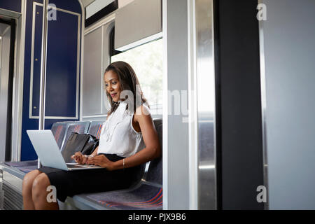 La empresaria utilizando el portátil en el tren