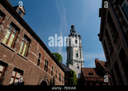 El campanario de estilo barroco del siglo XVII, en Mons (Bélgica), 26/04/2011). Foto de stock