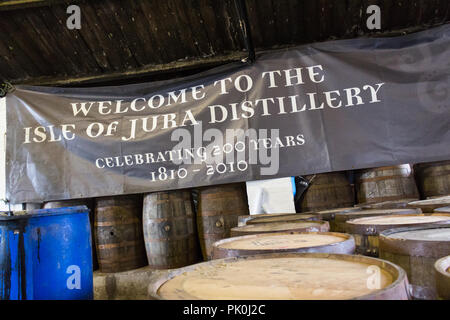 Bienvenidos a la Destilería Isle of Jura firmar y barriles, Craighouse, Jura, Escocia. Foto de stock