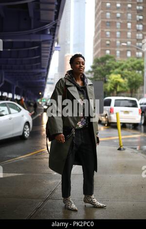 Nueva York, Estados Unidos. 09Sep, 2018. Donna Wallace, Accesorios Editor  en ELLE UK, posando en la calle fuera del boss show durante la Semana de la  Moda de Nueva York - Septiembre 9, 2018 - Crédito: Pista Manhattan ***para  uso editorial 