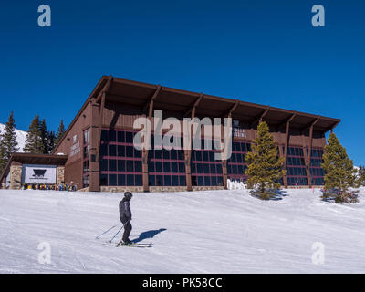 Pioneer Crossing día lodge y restaurante en la cima de pico 7, Breckenridge Ski Resort, Breckenridge, Colorado.