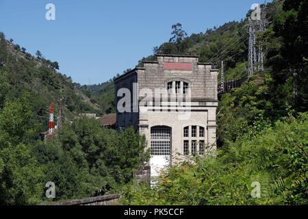 Edificio principal de antiguas instalaciones, cuidada y funcional, de un río de montaña en el norte de Portugal hidroeléctrica Foto de stock