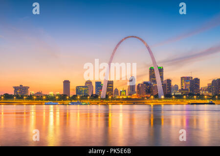 Louis, Missouri, EE.UU. el centro de ciudad con el arco y el juzgado al anochecer. Foto de stock