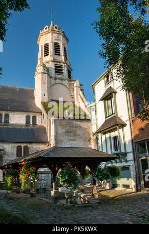 Eglise Saint-Leonard (St. Leonard's Church), con una fachada de estilo gótico flamígero en Honfleur. Foto de stock