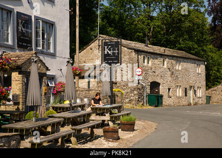 Reino Unido, Yorkshire, Wharfedale, Kettlewell, lejos Lane, asientos y mesas fuera pub Kings Head y tradicional casa rural construida de piedra Foto de stock