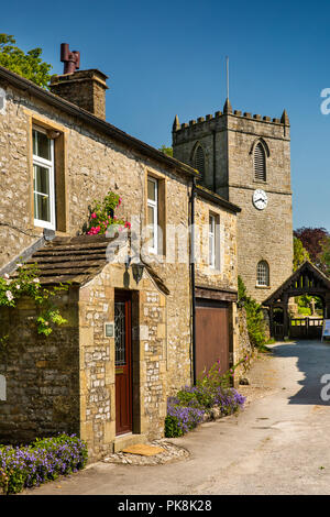 Reino Unido, Yorkshire, Wharfedale, Kettlewell, la Iglesia de Santa María de piedra porche de Bridge House Foto de stock
