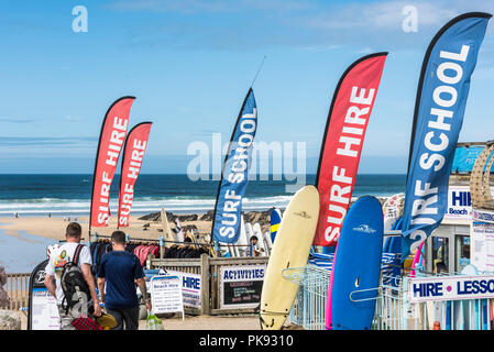 Alquiler surf banners en Fistral Beach en Newquay, Cornwall. Foto de stock