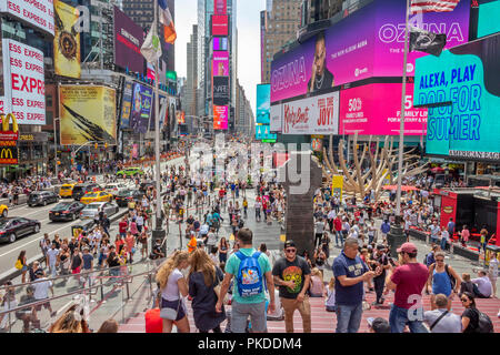 Los visitantes y turistas divirtiéndose en Times Square, en la calle 42, en Manhattan, Ciudad de Nueva York. Foto de stock