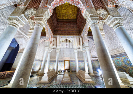 Marrakech, Marruecos - Diciembre 30, 2017: La sala de las doce columnas en Tumbas saadianas. Estas tumbas se encuentran los sepulcros de los miembros de la dinastía Saadi Foto de stock