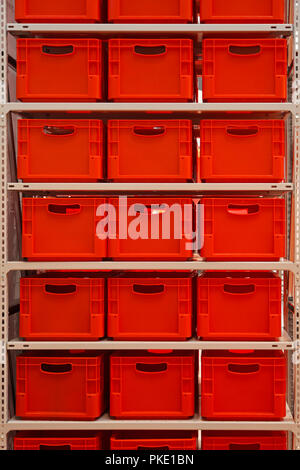 Gran estante de almacenamiento con cajones de plástico rojo en el almacén  Fotografía de stock - Alamy