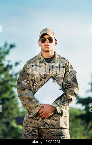 Retrato De Un Hombre Africano Con Una Gorra Militar Con Un Pañuelo. Imagen  y Fotografía Gratis 197672341.