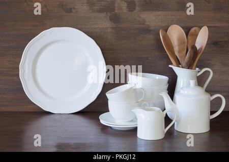 Vajilla, utensilios clayware, oscuro y otros diferentes cosas sobre la mesa  de madera. Los bodegones de cocina para cocinar como fondo para el diseño.  Copie el espacio Fotografía de stock - Alamy