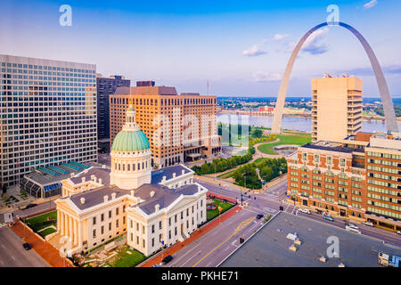 Louis, Missouri, EE.UU. el centro de ciudad con el arco y el juzgado al anochecer. Foto de stock