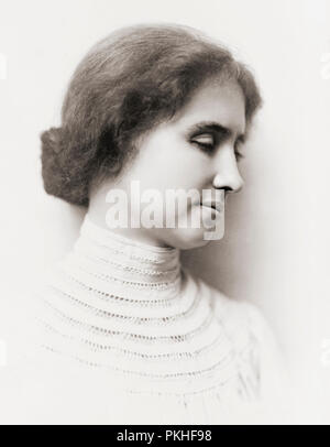 Helen Keller, 1880-1968. Aunque sordos y ciegos, Helen Keller se graduó de la Universidad de Harvard, Radcliffe College con grado de Bachiller en Artes. Su historia se convirtió en conocida ampliamente por el juego y la película el taumaturgo. Foto de stock