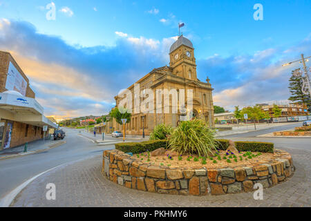 Albany, Australia - Dec 28, 2017: Albany icónico Ayuntamiento de la ciudad con la torre del reloj es inaugurado en 1888 es el primer edificio construido cívica en la calle York, Albany, en Australia Occidental, en penumbra. Foto de stock