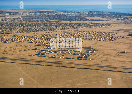 Vista aérea, municipios y barrios de tugurios en el desierto cerca de Swakopmund, región Erongo, Namibia Foto de stock
