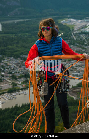 Escalador en la parte superior del Jefe Stawmus ion Squamish, British Columbia, Canadá. Foto de stock