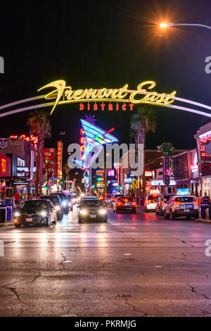 La entrada a la famosa Fremont Street en Las Vegas, Nevada, con luces de neón y turistas