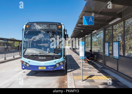 Un autobús de transporte público en el nuevo intercambiador de autobuses y tren a Gordon, Nueva Gales del Sur en Australia Foto de stock