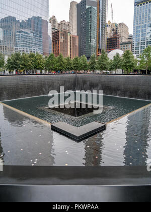 La Ciudad de Nueva York, Estados Unidos - 8 de septiembre de 2018: La fuente monumento Ground Zero. Foto de stock