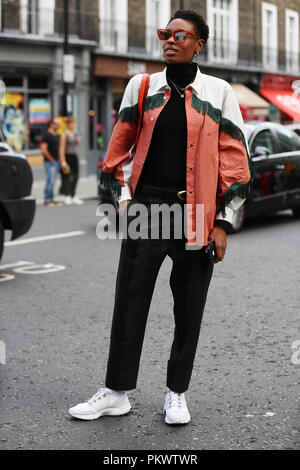 Editor de accesorios ELLE UK Donna Wallace ilustra a la Covent Garden  durante la Semana de la Moda de Londres de septiembre de 2018 Fotografía de  stock - Alamy