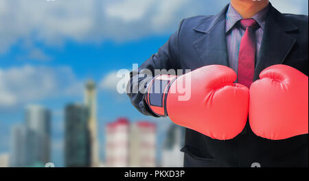 Hombre de negocios protegido listo para competidores con casco y guantes de  boxeo rojo Fotografía de stock - Alamy