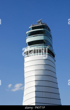 Aeropuerto Internacional de Viena en Swechat torre ATC, Austria Foto de stock