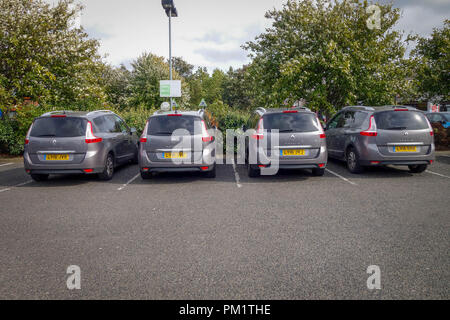 4 Matching Renault Scenic coches estacionados juntos en Durham A1 Motorway Services Foto de stock