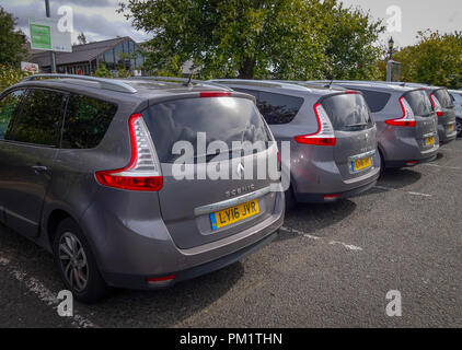 4 Matching Renault Scenic coches estacionados juntos en Durham A1 Motorway Services Foto de stock