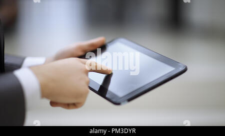 Cerca del Agente mediante tableta digital con pantalla en blanco