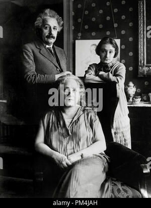 Alemán de nacimiento físico teórico Albert Einstein, con su esposa Elsa y hijastra Margot, en su domicilio en Berlín, circa 1929 Archivo de referencia # 1003 638tha Foto de stock