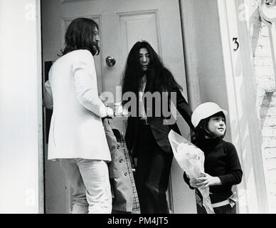 Beatle John Lennon, Yoko Ono y 5 yeard old Kyoko, en las sedes de los registros de Apple Mayo1969. Archivo de referencia #1013 034 THA © CCI /El Hollywood Archive - Todos los derechos reservados. Foto de stock
