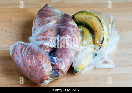 Fresh Fruit & Veg de supermercado en bolsas de plástico. Waitrose han anunciado que sus frutas y hortalizas serán las bolsas compostables en la primavera de 2019 Foto de stock