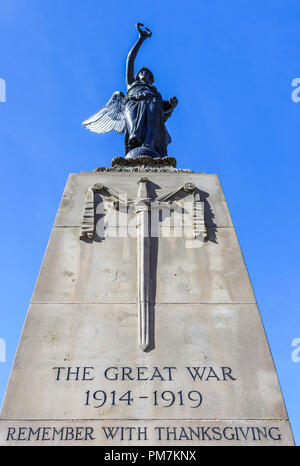 Jubileo Square War Memorial con Victoria Alada estatua, del centro de la ciudad de Woking, Surrey, sudeste de Inglaterra, Reino Unido, inscrito "La Gran Guerra, 1914 - 1919"
