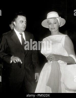 Anita Ekberg con el director italiano Federico Fellini, circa 1961 Archivo de referencia # 31537 196