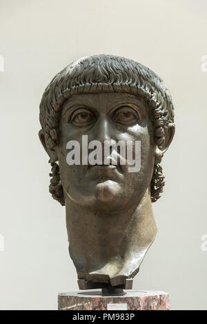 Cabeza de bronce colosal de Constantino, Museos Capitolinos, Roma, Italia Foto de stock