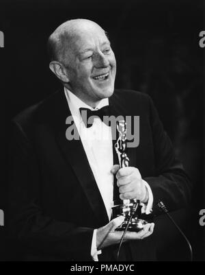 Sir Alec Guinness en el 52th Anual de Premios de la Academia, 1980 Archivo de referencia # 32509 443tha Foto de stock