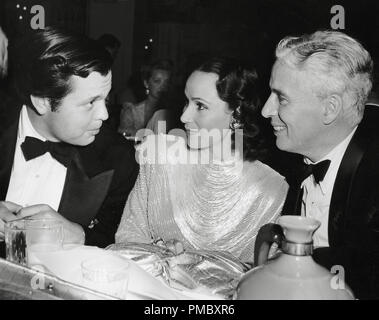 Orson Welles, Dolores Del Río, Charles Chaplin, circa 1940 Archivo de referencia # 33300 070tha Foto de stock
