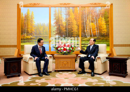 Pyeongyang, Corea del Norte. 19 de Sep de 2018. El Presidente del Presidium de la Asamblea Popular Suprema de Corea del Norte, Kim Yong-Nam (R), conversa con el presidente de Corea del Sur del gobernante Partido Democrático (DP) Lee Hae-chan, quien se encontraba de visita en el norte acompañando el Presidente surcoreano, Moon Jae-in, en el Salón de la Asamblea Mansudae en Pyongyang, Corea del Norte. Crédito: Aflo Co., Ltd./Alamy Live News