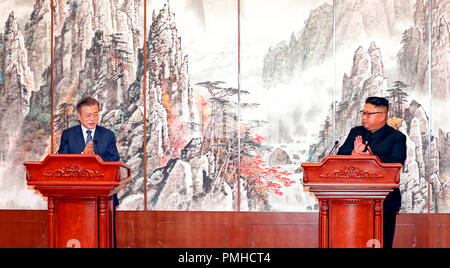 Pyeongyang, Corea del Norte. 19 de Sep de 2018. El líder norcoreano Kim Jong-Un (R) y el Presidente de Corea del Sur Moon Jae-In asistir a una conferencia de prensa conjunta tras su reunión en la cumbre celebrada en la Casa de Huéspedes de Estado Paekhwawon en Pyongyang, Corea del Norte. El líder norcoreano Kim acordó desmantelar permanentemente a las principales instalaciones de ensayo de motores de misiles y una plataforma de lanzamiento, cerca de su frontera con China. Crédito: Aflo Co., Ltd./Alamy Live News