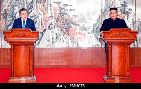 Pyeongyang, Corea del Norte. 19 de Sep de 2018. El líder norcoreano Kim Jong-Un (R) y el Presidente de Corea del Sur Moon Jae-In asistir a una conferencia de prensa conjunta tras su reunión en la cumbre celebrada en la Casa de Huéspedes de Estado Paekhwawon en Pyongyang, Corea del Norte. El líder norcoreano Kim acordó desmantelar permanentemente a las principales instalaciones de ensayo de motores de misiles y una plataforma de lanzamiento, cerca de su frontera con China. Crédito: Aflo Co., Ltd./Alamy Live News