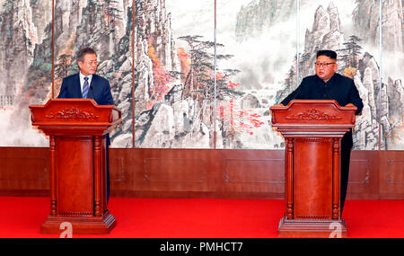 Pyeongyang, Corea del Norte. 19 de Sep de 2018. El líder norcoreano Kim Jong-Un (R) y el Presidente de Corea del Sur Moon Jae-In asistir a una conferencia de prensa conjunta tras su reunión en la cumbre celebrada en la Casa de Huéspedes de Estado Paekhwawon en Pyongyang, Corea del Norte. El líder norcoreano Kim acordó desmantelar permanentemente a las principales instalaciones de ensayo de motores de misiles y una plataforma de lanzamiento, cerca de su frontera con China. Crédito: Aflo Co., Ltd./Alamy Live News