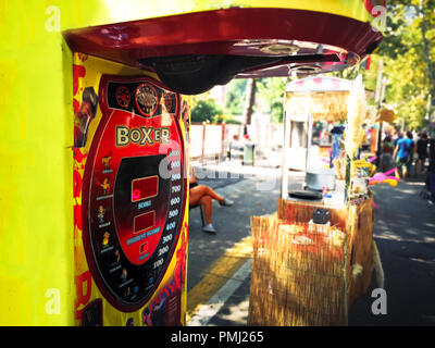 Bolsa de velocidad arcade de boxeo punch punch ball machine feria de la calle luna park Foto de stock